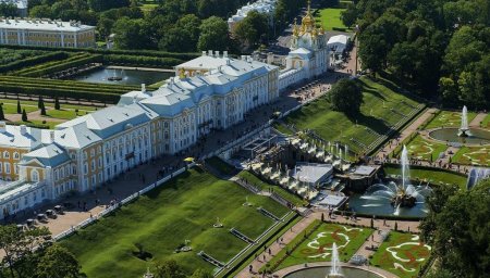 Автобусные экскурсии в Петергоф планируются каждую субботу
